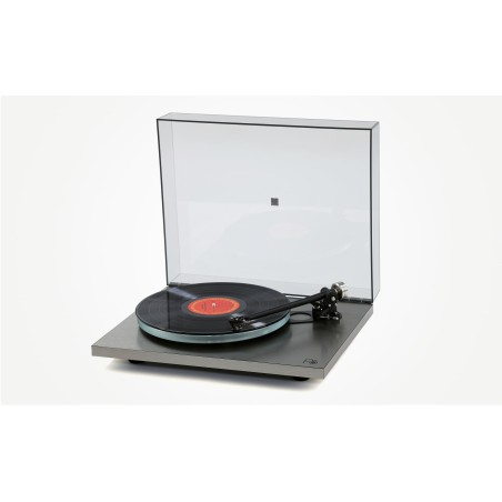 Giradischi Rega Planar 6 RS Edition con coperchio aperto e vinile