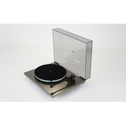 Retro del giradischi Rega Planar 6 RS con coperchio fumè montato